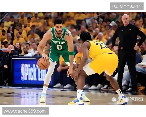 热火与凯尔特人激战正酣NBA季后赛精彩对决引发球迷热议 热火与凯尔特人激战正酣NBA季后赛精彩对决引发球迷热议